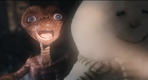 E.T. se assusta com uma lanterna